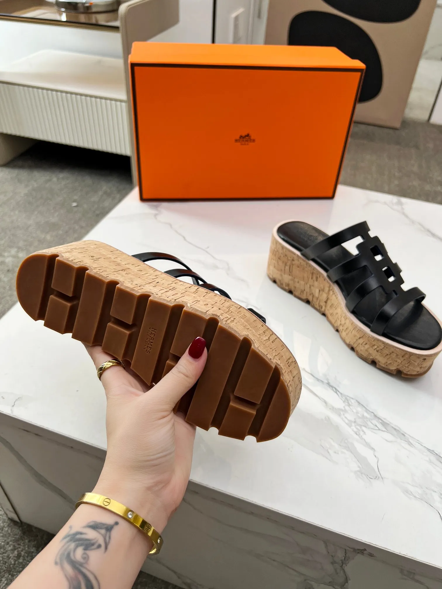 👟👟Ex-factory price 480👟👟 Hermès, upgraded version and workmanship materials. Hermes®🔴The highest version of handmade shoes on the market✨✨ Top product Hermès platform shoes🐎——————————The new model in early spring is the same as the original version, handmade by masters! ❥High-end customization, exclusive products, the highest version in the industry⚠❥Using: Hermers upper: Italian imported cowhide + sheepskin lining (pursuing top walking comfort) ✨～～〰〰〰〰❥ Packing: full set of original packaging━━━━Hermes━━━━━ size: 35-41 (42) customized and non-returnable)